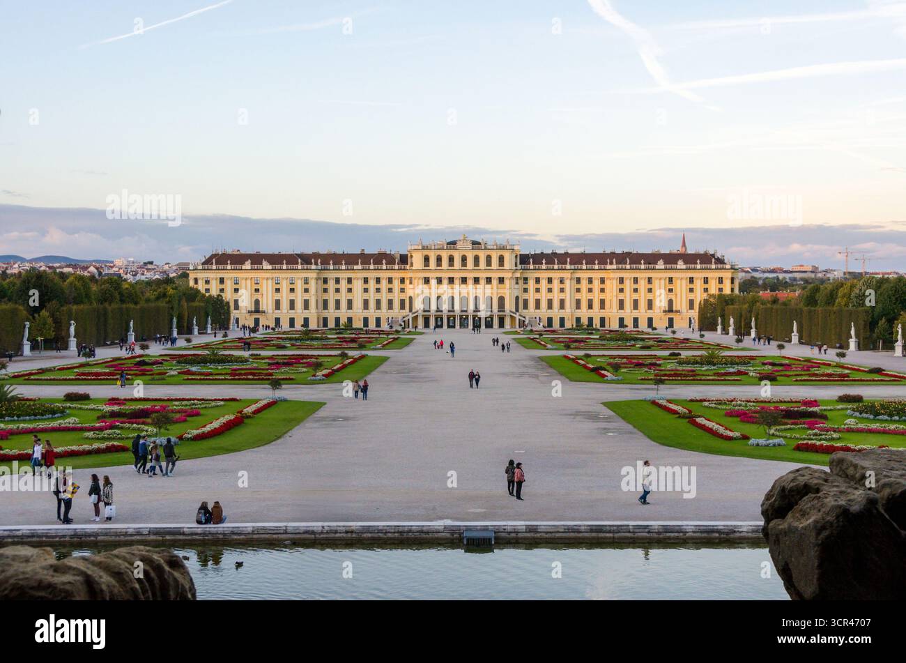 Wien, Österreich – 7. Oktober 2017: Schloss Schönbrunn vom Neptunbrunnen aus gesehen Stockfoto