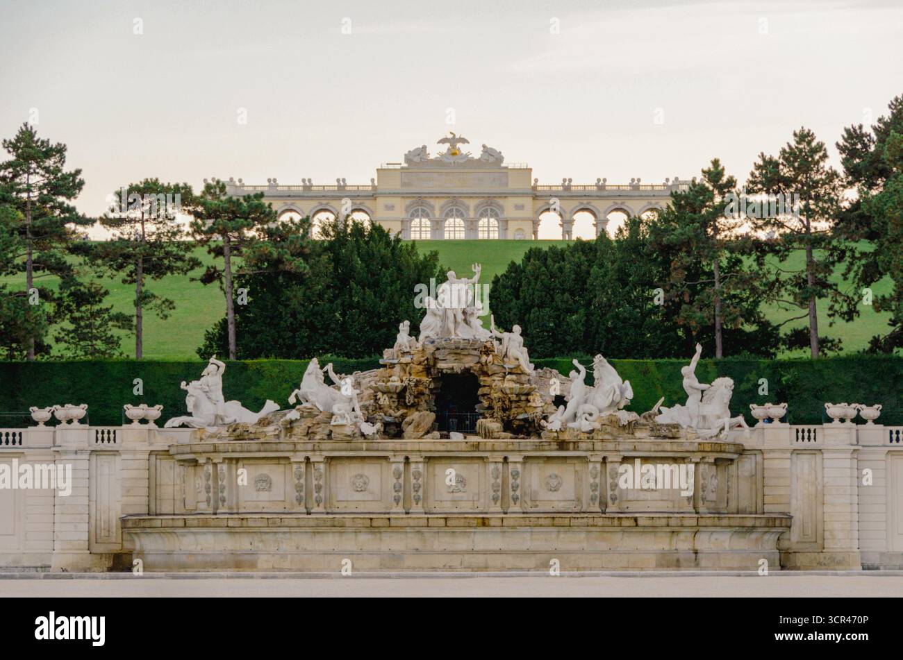 Wien, Österreich – 7. Oktober 2017: Neptunbrunnen mit mythologischen Statuen auf Schloss Schönbrunn. Stockfoto