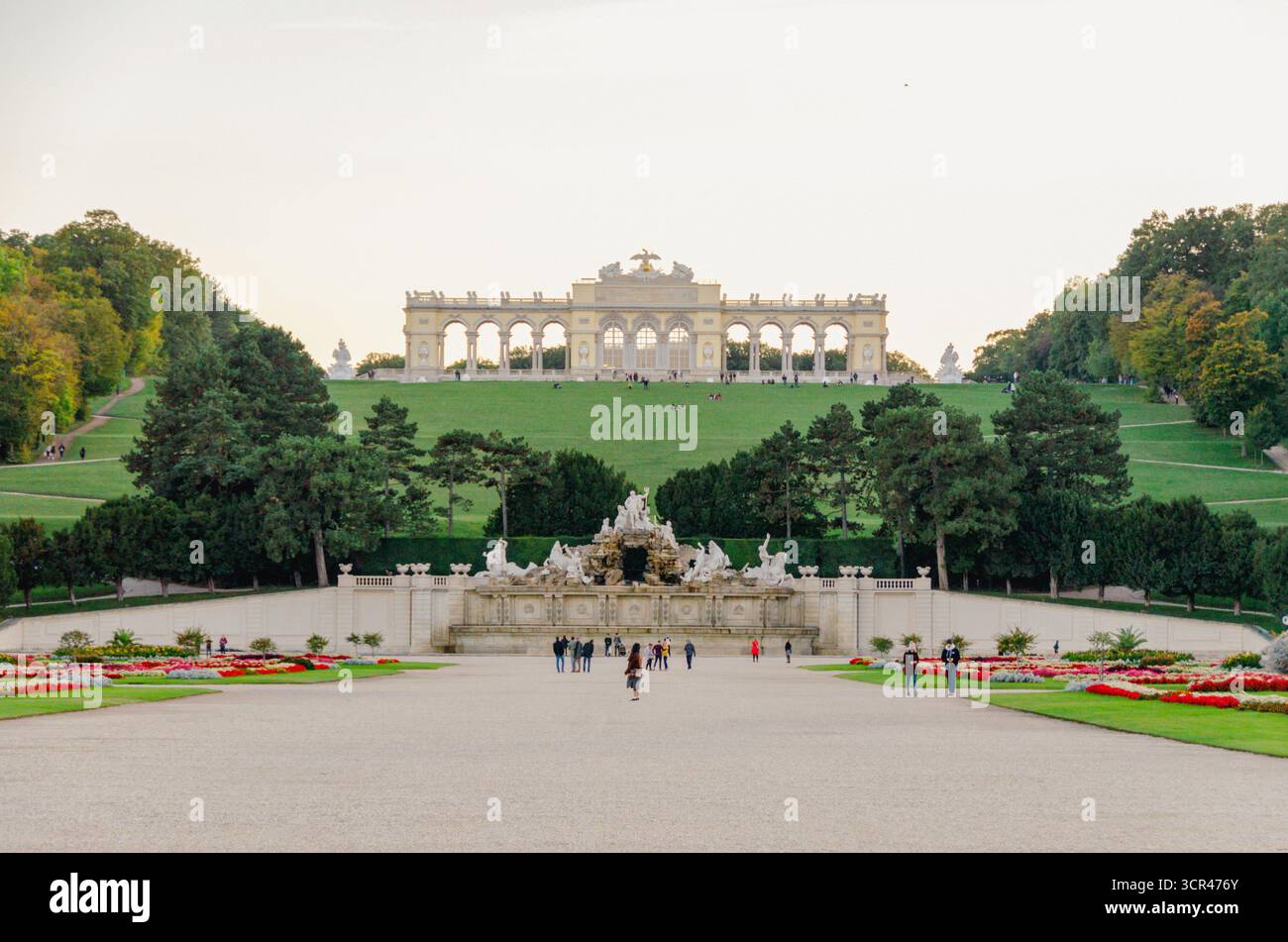 Wien, Österreich – Oktober 2017: Gloriette-Denkmal im Schlosspark Schönbrunn mit Neptunbrunnen im Vordergrund. Stockfoto