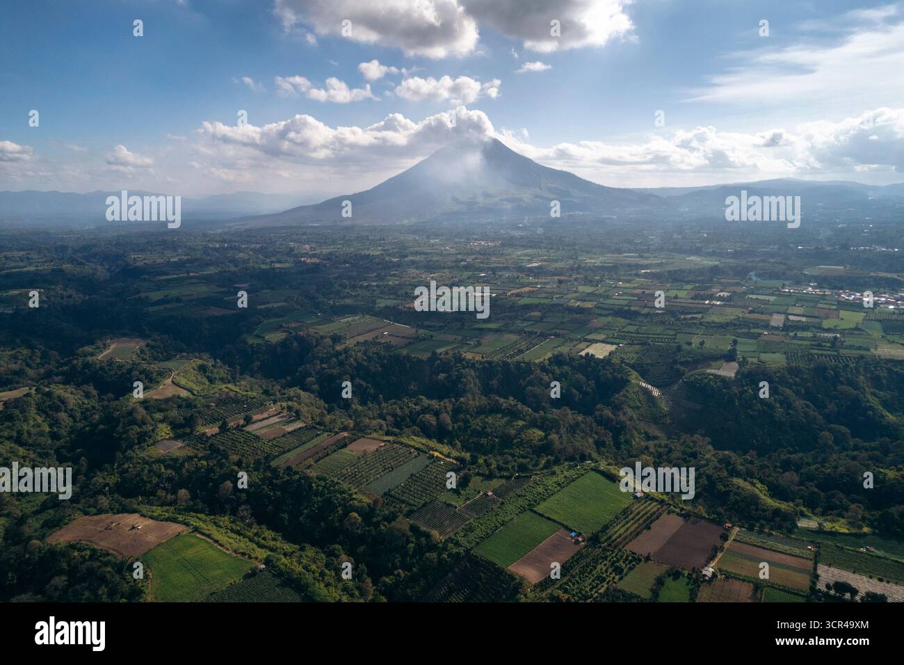 Luftaufnahme von Gunung Sinabung, in Kato Regency von Sumatra Island in Indonesien. Stockfoto