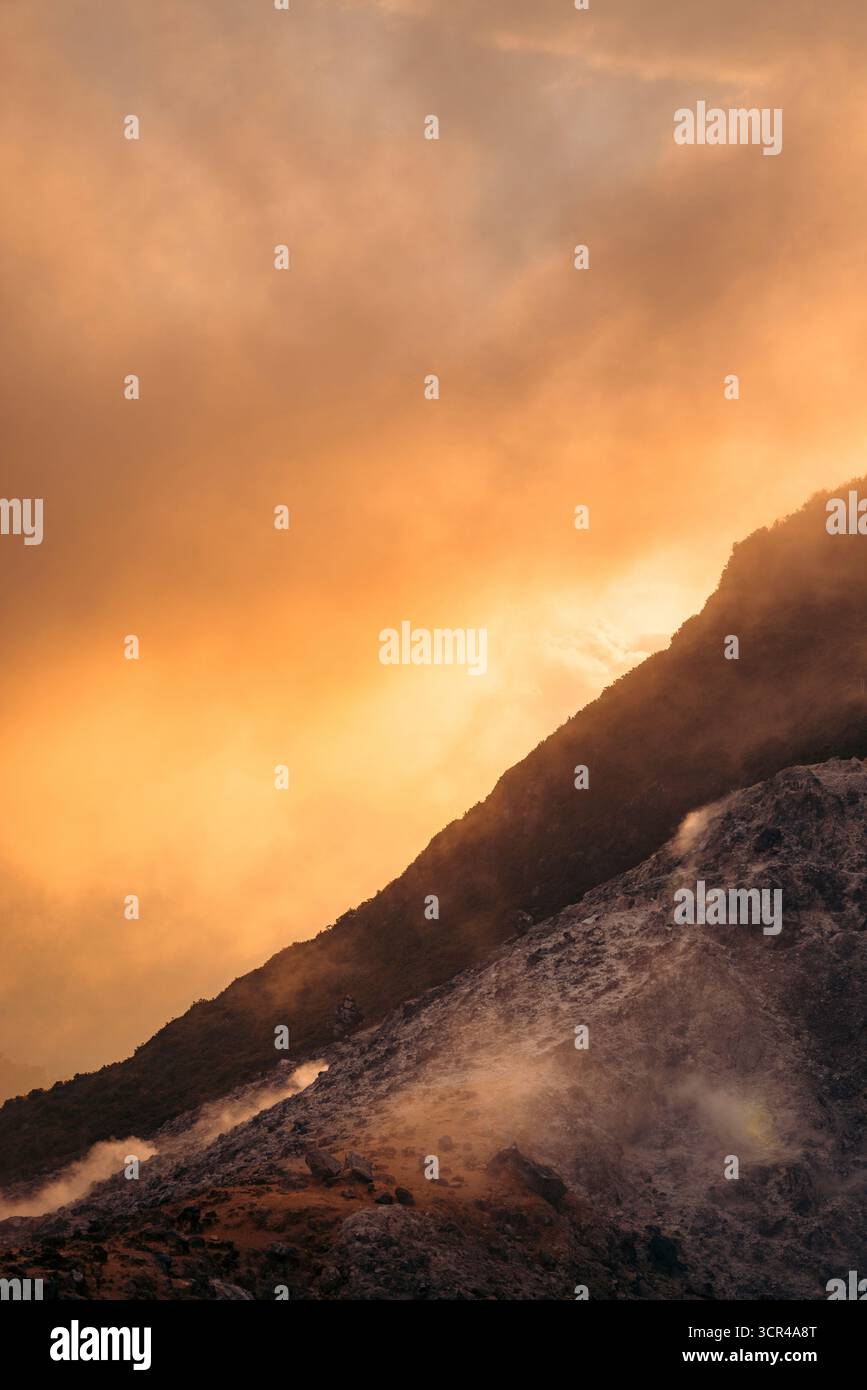 Sonnenuntergang über dem Berg Sibayak, einem Vulkan in Kato Regency, Sumatra, Indonesien Stockfoto