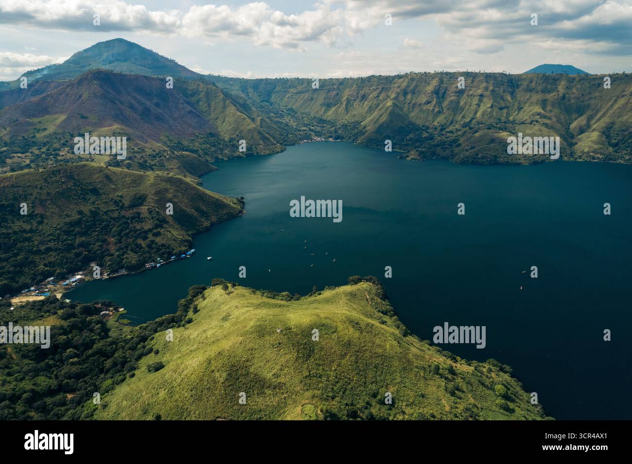 Aus der Vogelperspektive auf den Toba-See, die größte Caldera der Welt, Nord-Sumatra, Sumatra, Indonesien Stockfoto