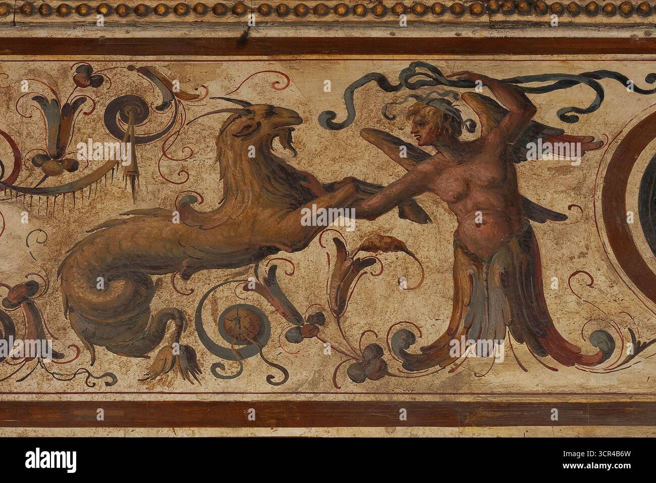 Halb Mensch, halb Vogel und halb Ziege, halb Fisch: Mythische Hybridwesen, ein androgyner geflügelter Mensch und das astrologische Steinbock-Symbol, eine Meerziege oder Ziegenfische, in typischer Spätrenaissance Mitte der 1500er Jahre n. Chr., manieristische Grotesken Fresko im ersten Hof oder Cortile di Michelozzo des Palazzo Vecchio, mittelalterliches Rathaus der Piazza della Signoria, Florenz, Toskana, Italien. Stockfoto