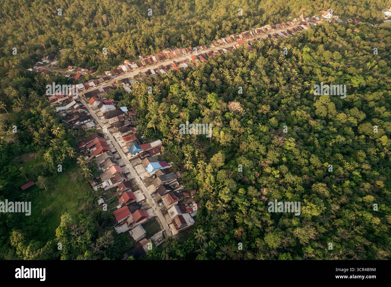 Aus der Vogelperspektive des traditionellen Dorfes Desa Hilisimaetano in Süd-Nias, Nord-Sumatra, Indonesien Stockfoto