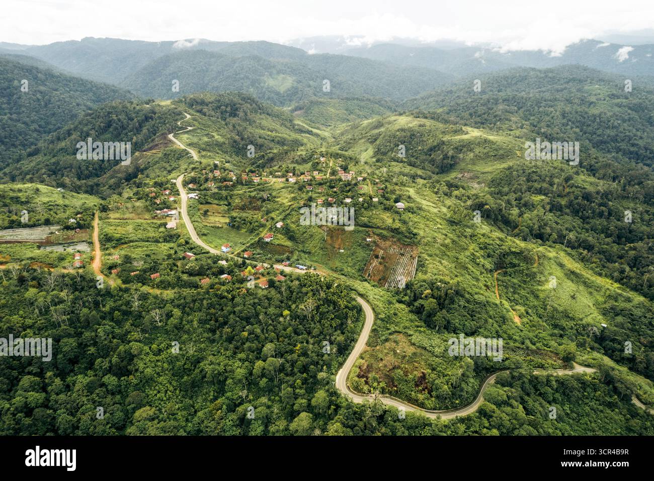 Luftaufnahme der kurvenreichen Straßen im Dschungel des Nagan Raya Regency in Aceh, Sumatra, Indonesien Stockfoto