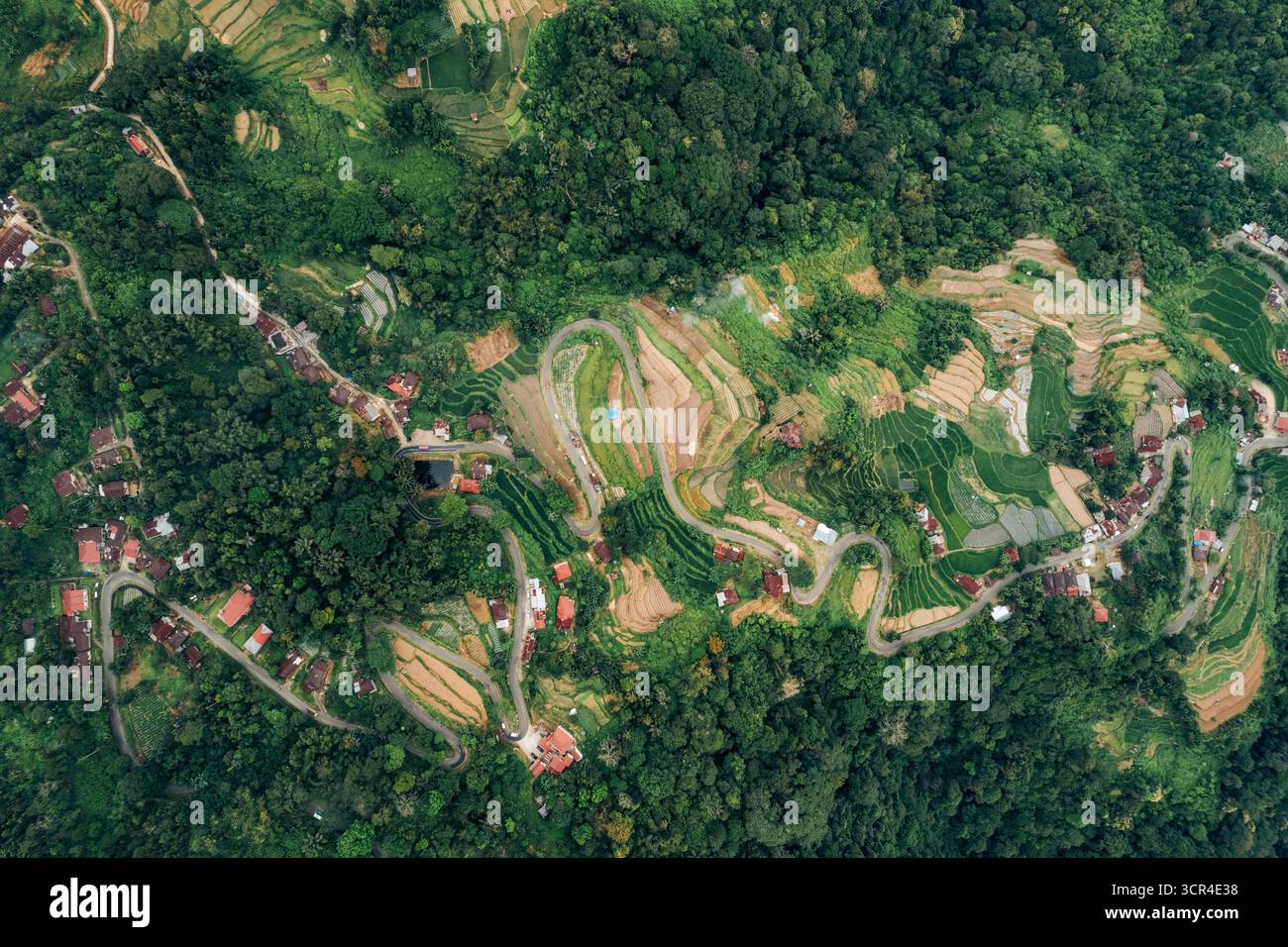 Luftfahrt der Kelol 44 Road in der Nähe des Danau Maninjau Lake im Bukittinggi Gebiet, West Sumatra, Sumatra, Indonesien Stockfoto