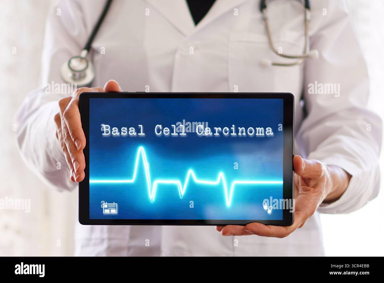Medizinische Begriffe. Basalzellkarzinom. Eine Ärztin, die ein digitales Tablet hält, auf dem Wörter geschrieben sind. Stockfoto