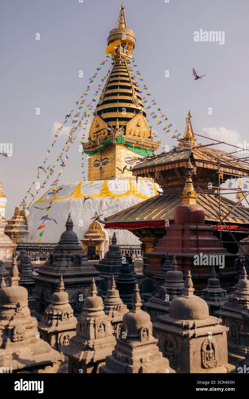 Swayambhunath Stupa mit Gebetsfahnen und Steinskulpturen unter klarem Himmel. Affentempel, Kathmandu, Nepal Stockfoto