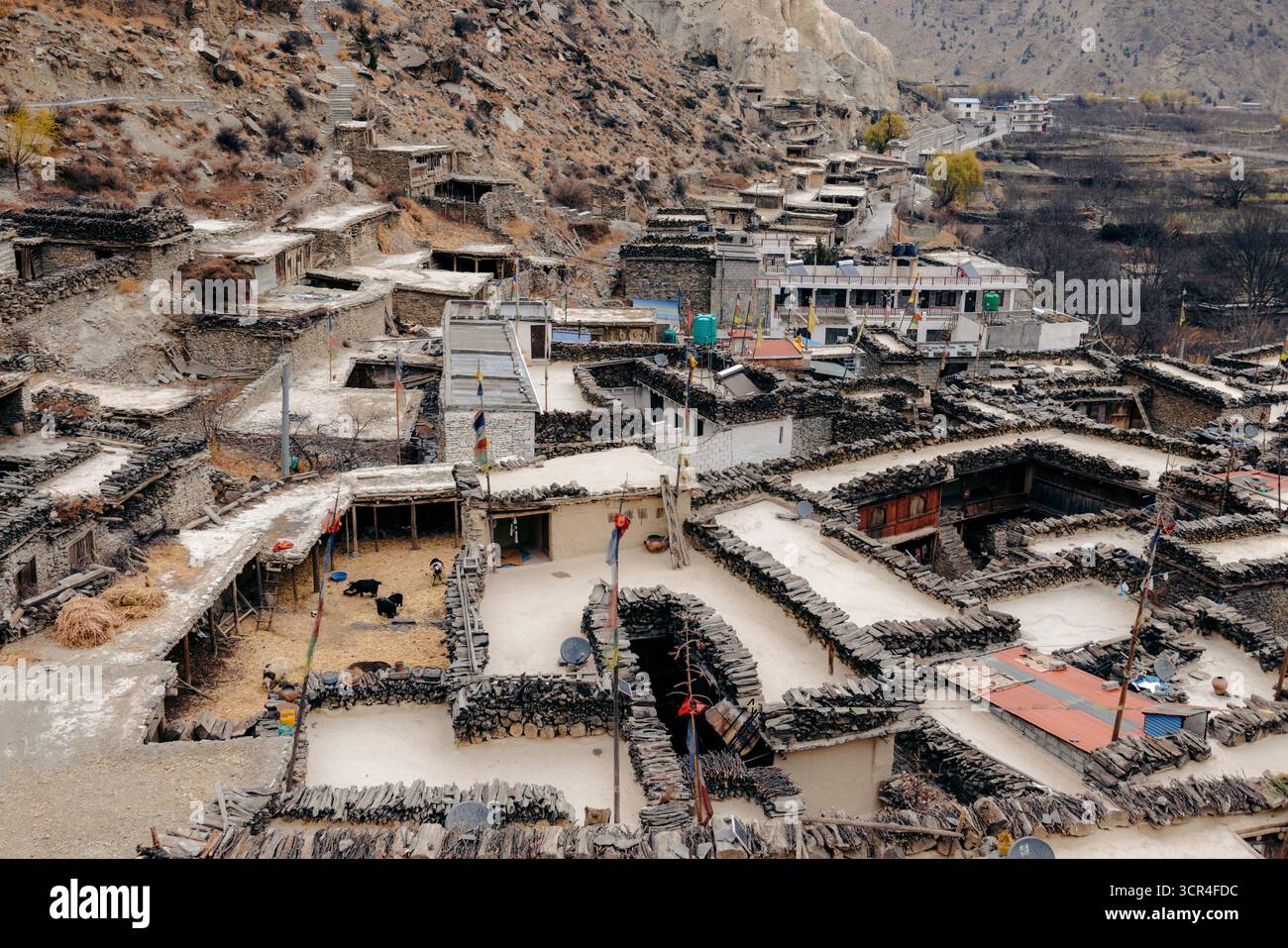 Aus der Vogelperspektive auf ein Steindorf eingebettet in eine zerklüftete Berglandschaft. Marpha, Annapurna, Bezirk Mustang der Provinz Gandaki, Nepal Stockfoto