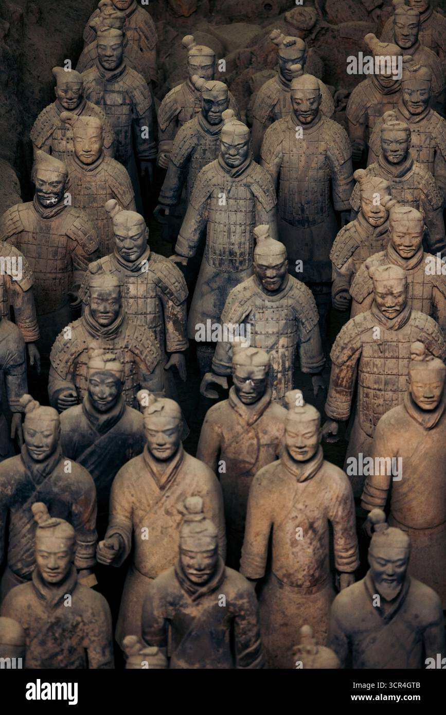 Terrakotta-Armeestatuen stehen in Reihen mit detaillierten alten Kriegeroutfits. Provinz Shaanxi, China Stockfoto