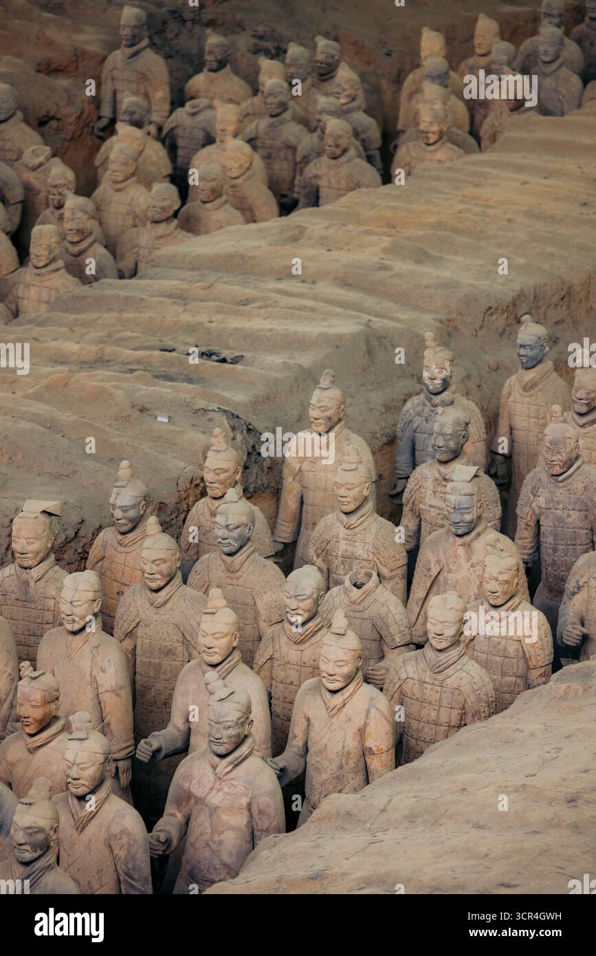 Reihen von antiken Terrakotta-Kriegerstatuen in einer archäologischen Stätte. Provinz Shaanxi, China Stockfoto
