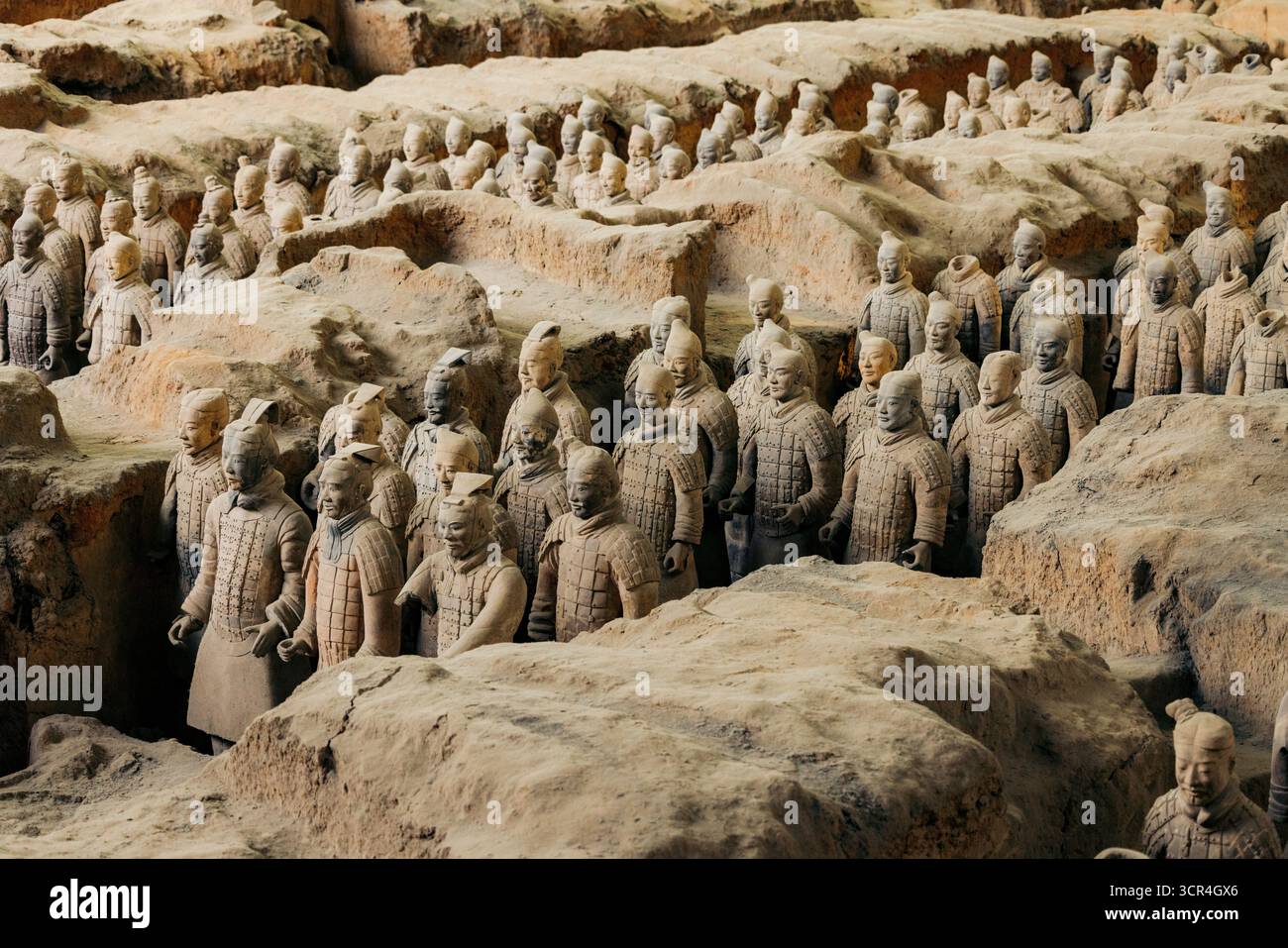 Reihen von Terrakotta-Kriegerstatuen stehen in ausgegrabenen Gruben mit detaillierten Rüstungen und Ausdrücken. Provinz Shaanxi, China Stockfoto