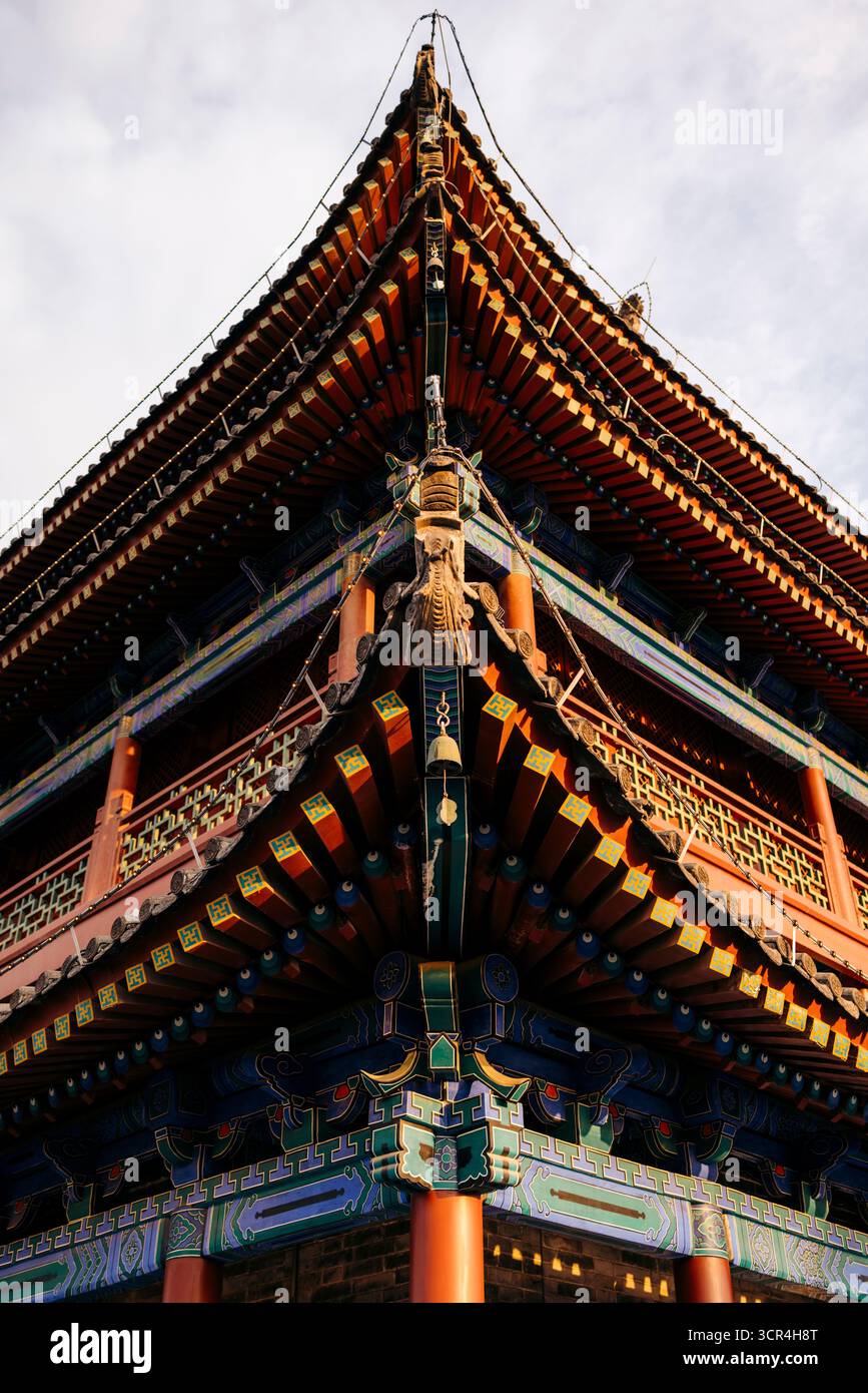 Traditionelle verzierte Tempelecke mit komplizierten Holzschnitzereien unter einem bewölkten Himmel. XI'an, China Stockfoto
