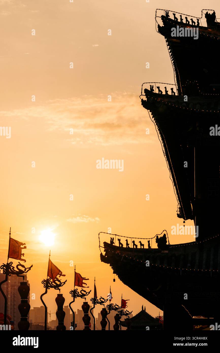 Silhouette einer traditionellen Pagode mit goldenem Hintergrund bei Sonnenuntergang. XI'an, China Stockfoto