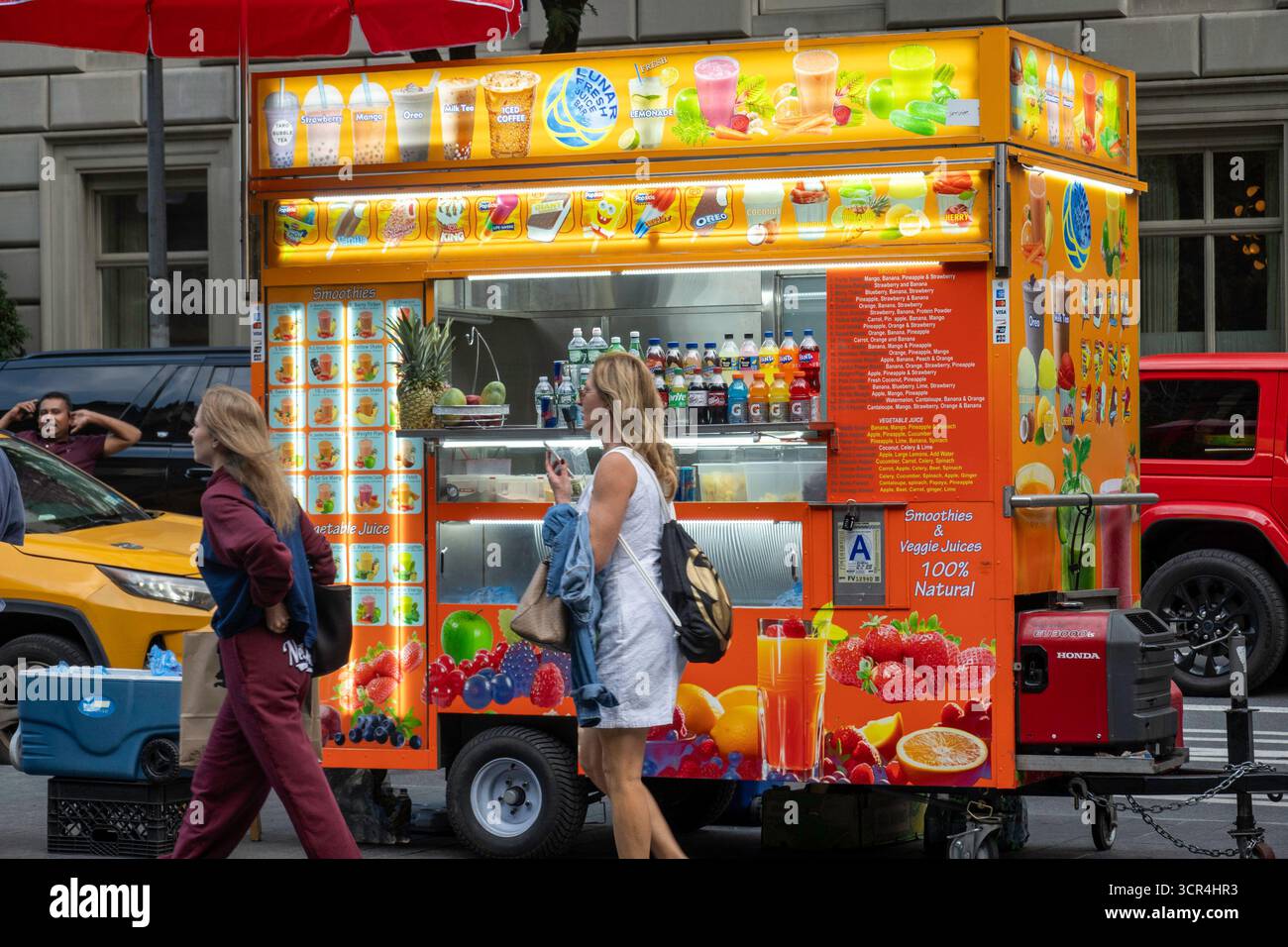 Sidewalk Food Vendors in New York City, 2025, USA Stockfoto
