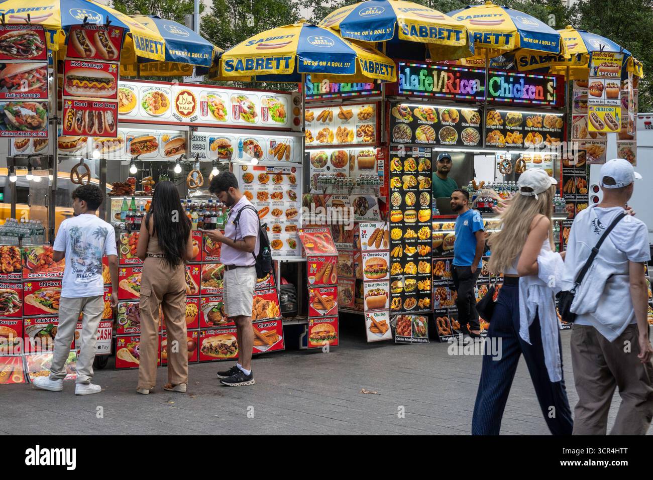 Sidewalk Food Vendors in New York City, 2025, USA Stockfoto