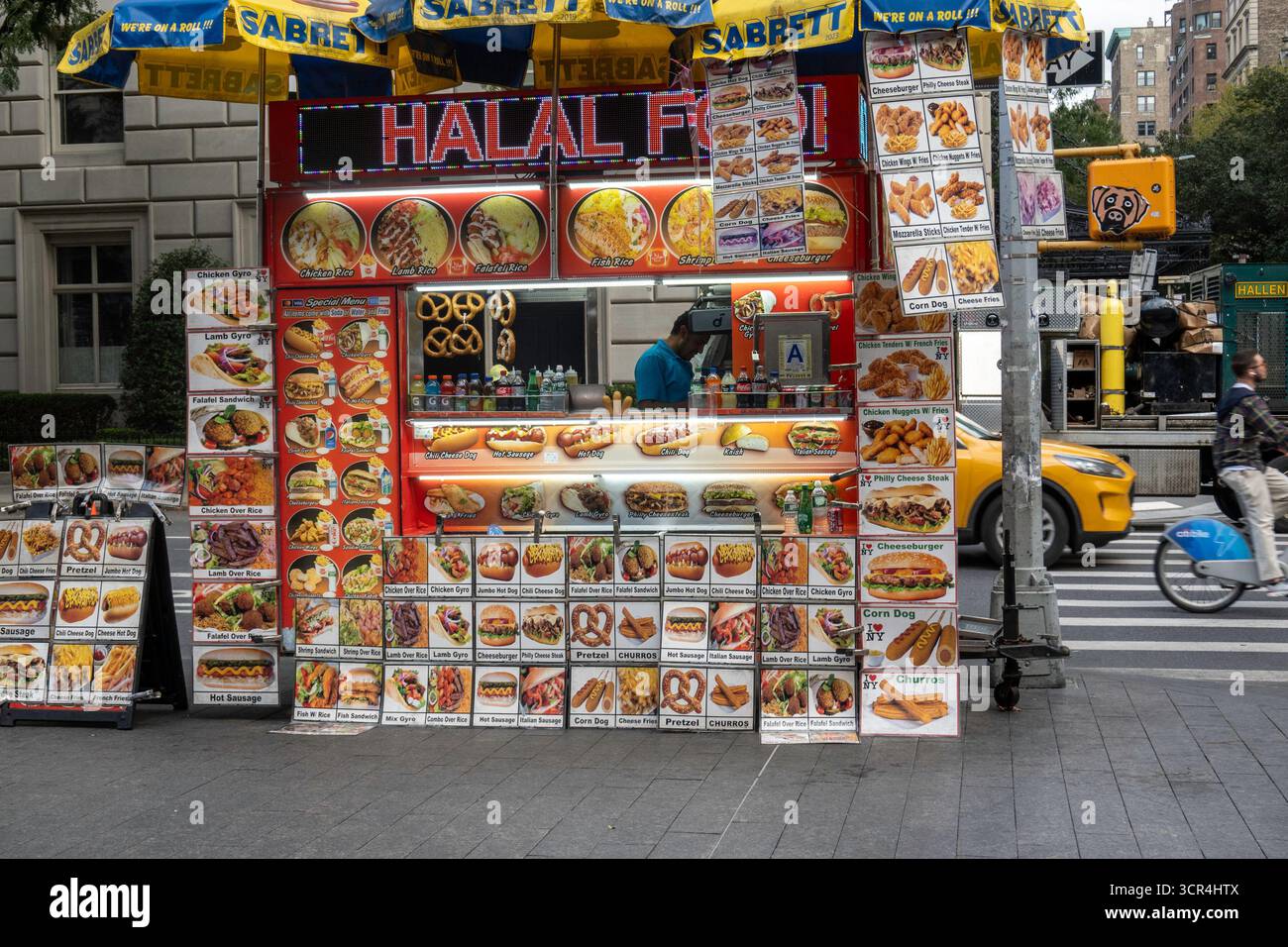 Sidewalk Food Vendors in New York City, 2025, USA Stockfoto
