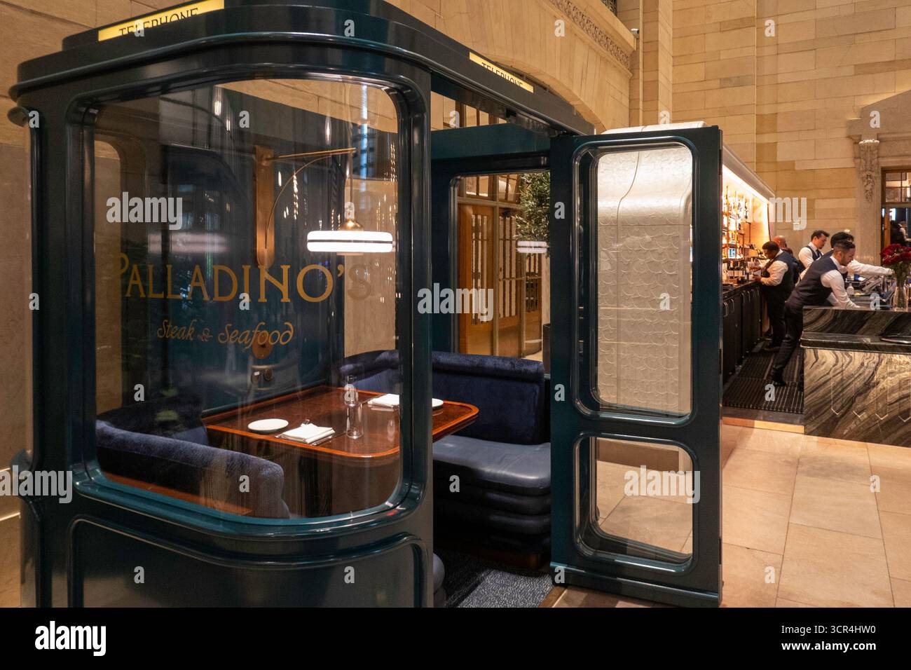 Palladino's Steak & Seafood Restaurant ist ein klassisches Steakhaus im Grand Concourse des Grand Central Terminal, 2025, New York City, USA Stockfoto