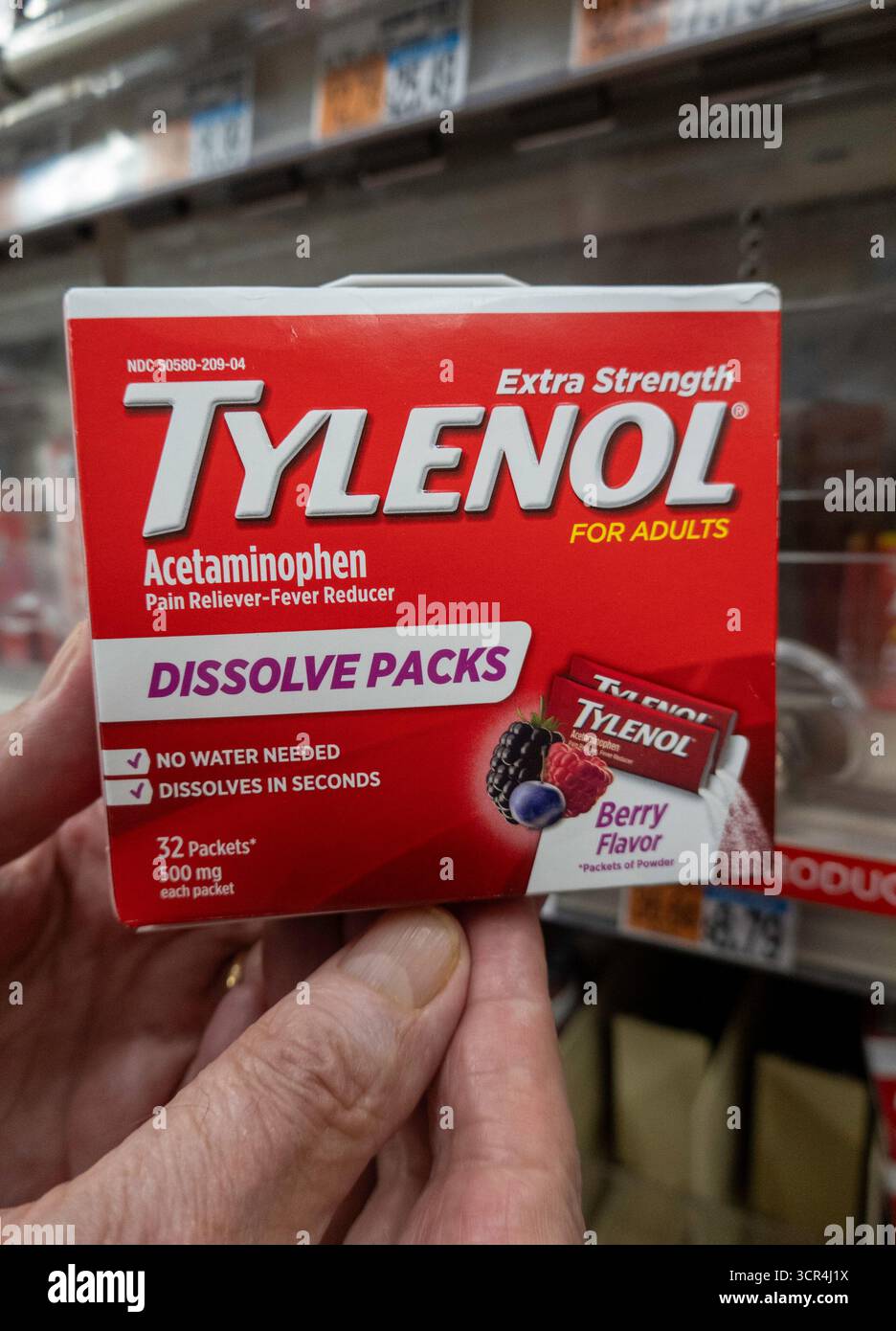 Tylenol Schmerzmittel wird in der CVS-Apotheke, 2025, New York City, USA, verkauft Stockfoto