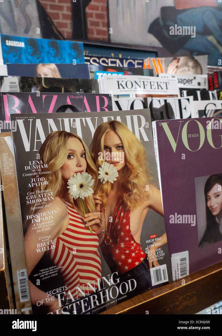 Barnes & Noble Booksellers auf der Fifth Avenue in New York City hat eine große Auswahl an Zeitschriften, USA 2025 Stockfoto