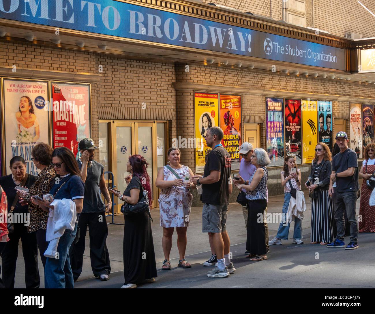 Warteschlange der Broadway-Theater in der Shubert Alley, Times Square, New York City, USA 2025 Stockfoto
