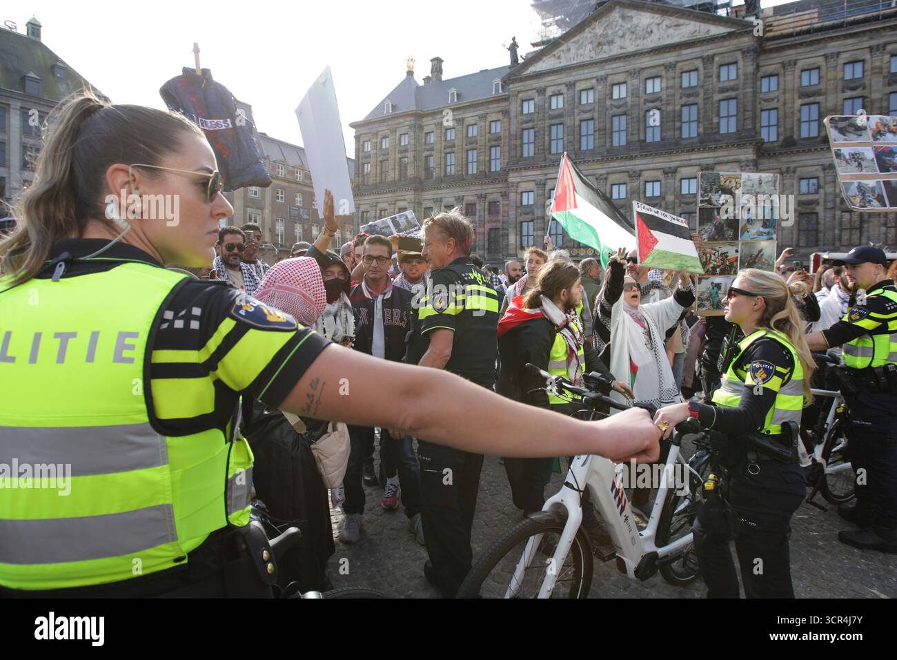 Die Polizei lehnt pro-palästinensische Demonstranten ab, um eine Konfrontation mit einer kleinen pro-israelischen Gruppe zu vermeiden, die während des Protests zur Unterstützung von Gaza AT provoziert hat Stockfoto