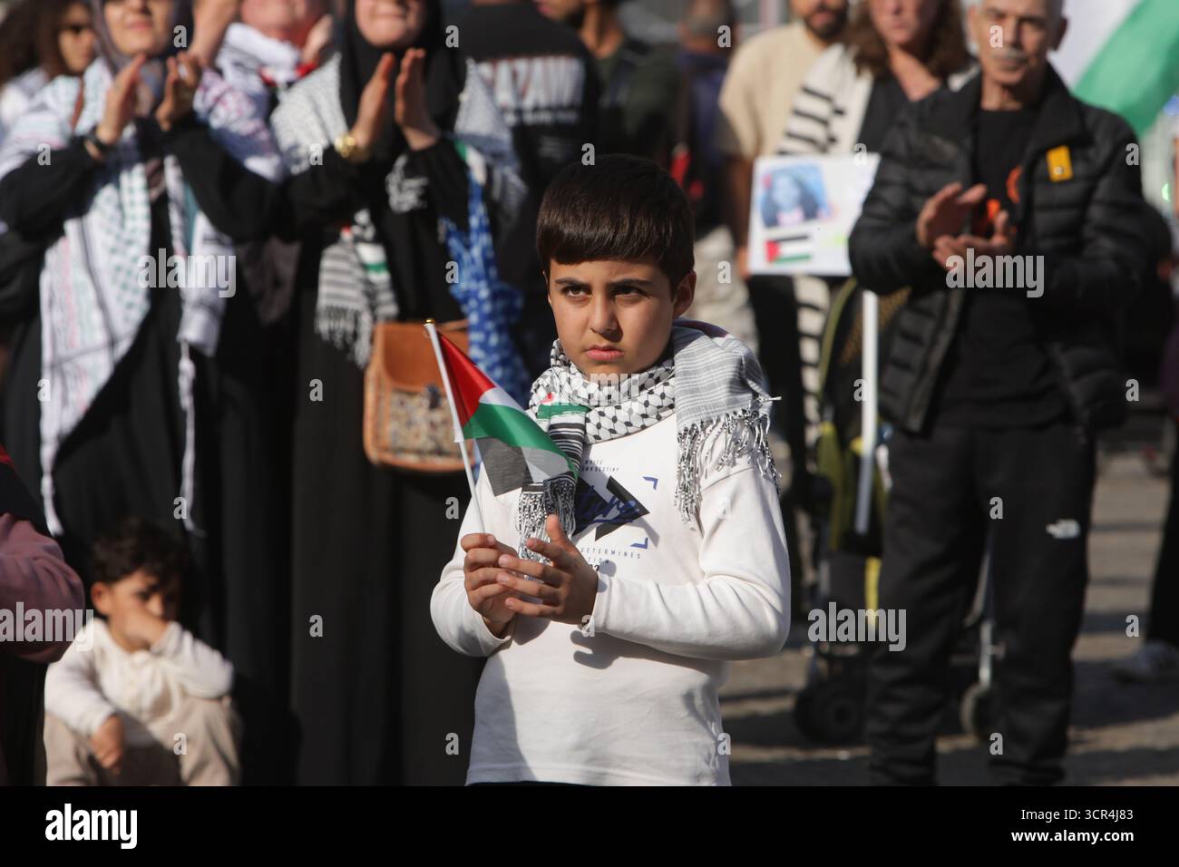 Menschen protestieren am 28. September 2025 auf dem Dam-Platz in Amsterdam, Niederlande. Die Globale Bewegung nach Gaza, Niederlande, fordert die Stockfoto