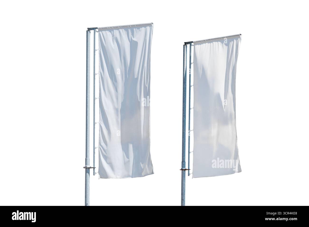 Zwei hohe vertikale weiße Werbeflaggen auf Metallstangen isoliert auf weißem Hintergrund, Mockup-Vorlage für Branding oder Event-Promotion. Stockfoto