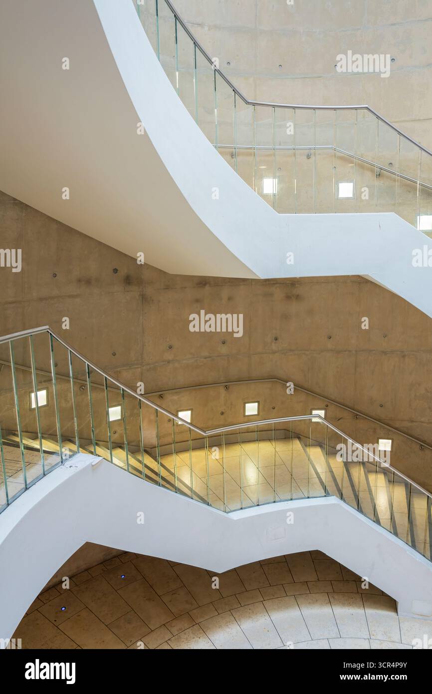 Eine moderne weiße Steintreppe im QPark-Parkplatz im Einkaufszentrum Liverpool One in Liverpool, Großbritannien Stockfoto