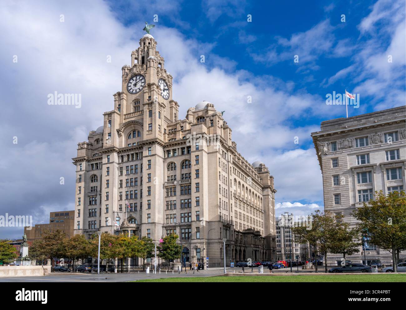 Blick von vorne auf das legendäre Liver Building in Liverpool, Großbritannien, in der Nähe des Flusses Mersey Stockfoto