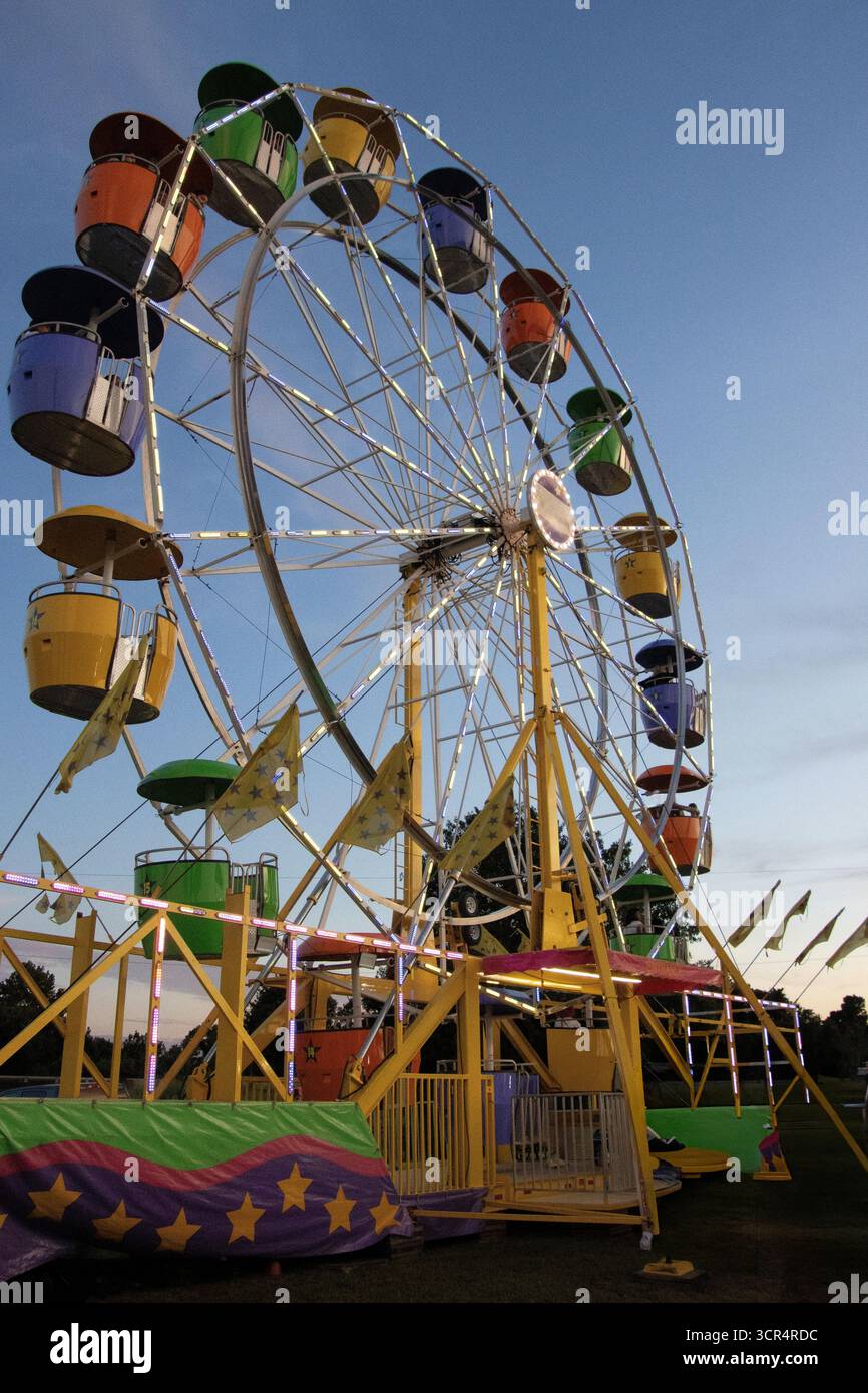Ein großes Riesenrad ist die Skyline des Lawson's Creek Park in New Bern, North Carolina Stockfoto