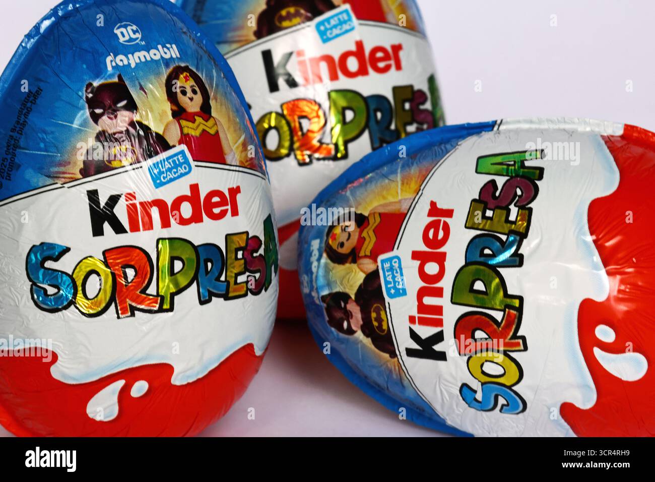 Kinder Surprise Eggs von Ferrero, Ausgabe 2025 mit DC Playmobil Superheldenfiguren Stockfoto