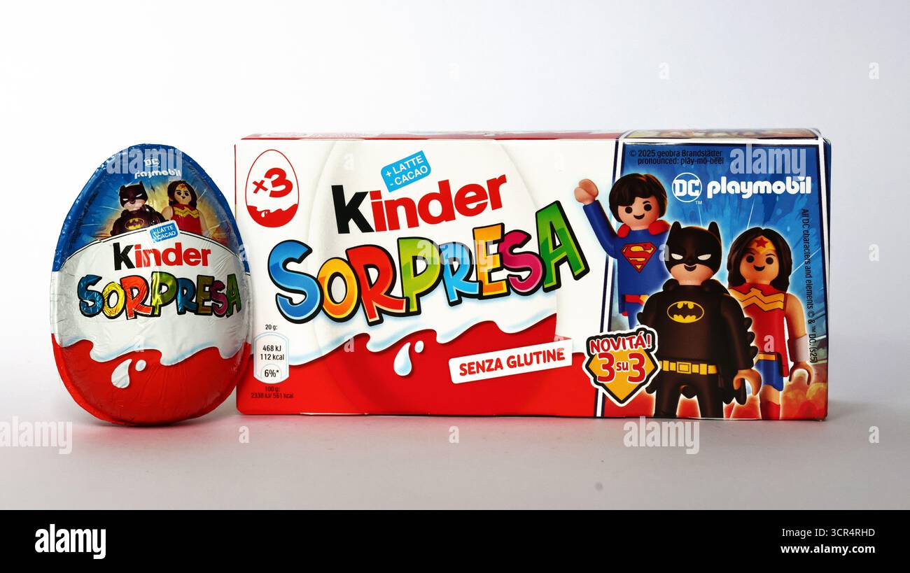 Kinder Surprise Eggs von Ferrero, Ausgabe 2025 mit DC Playmobil Superheldenfiguren Stockfoto