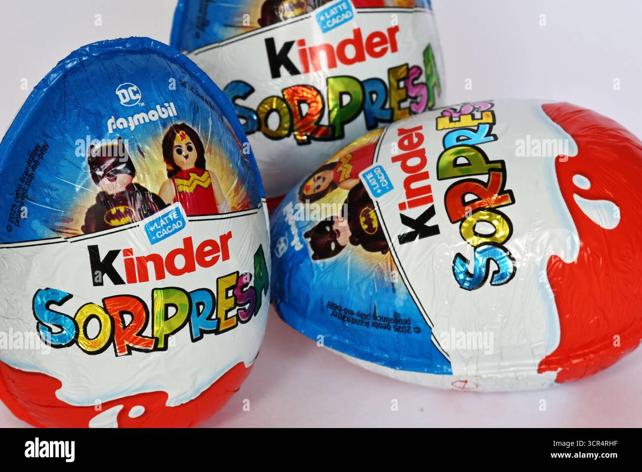 Kinder Surprise Eggs von Ferrero, Ausgabe 2025 mit DC Playmobil Superheldenfiguren Stockfoto