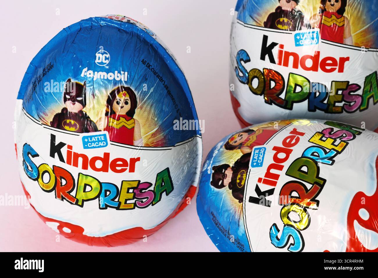 Kinder Surprise Eggs von Ferrero, Ausgabe 2025 mit DC Playmobil Superheldenfiguren Stockfoto