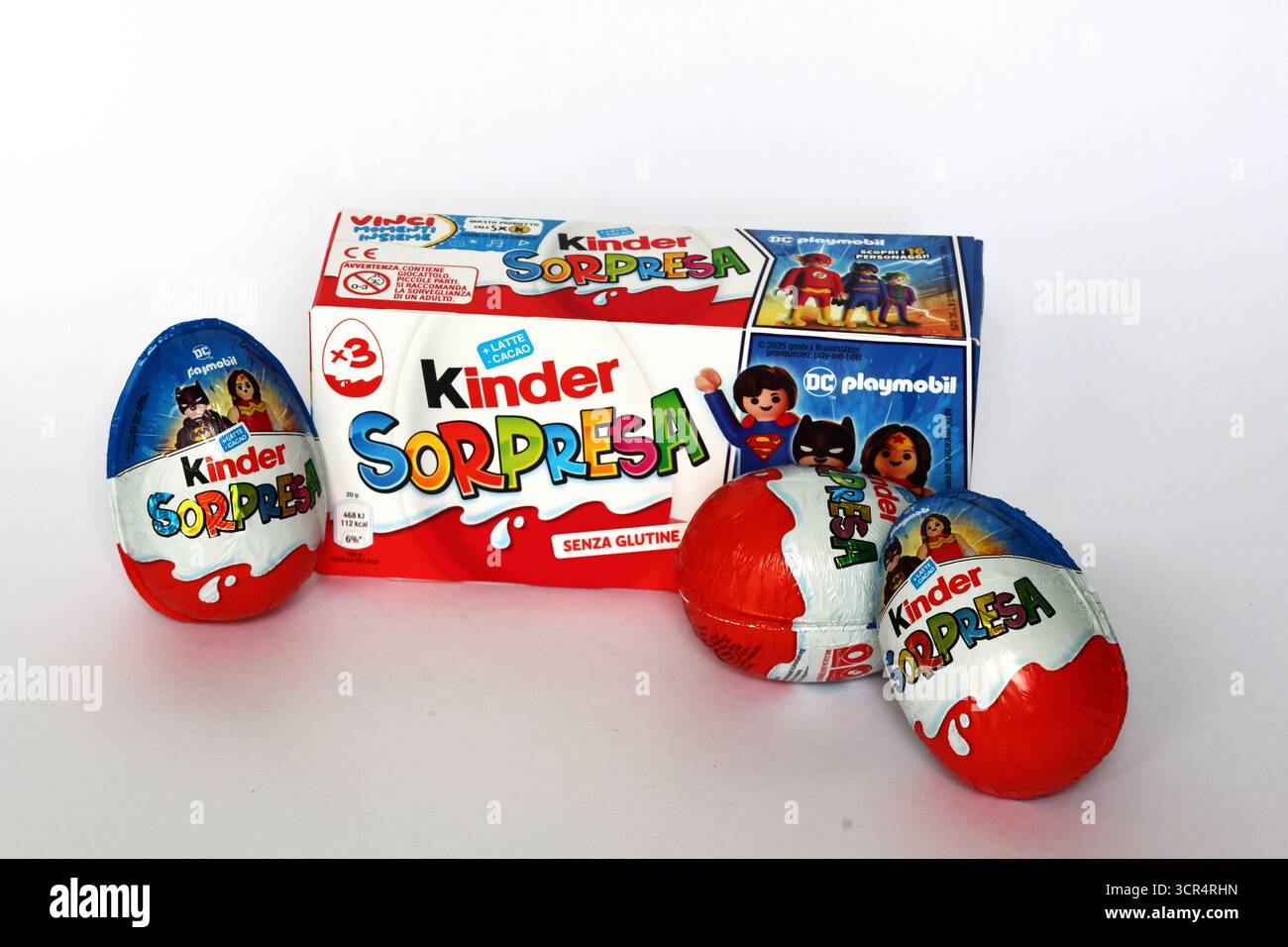 Kinder Surprise Eggs von Ferrero, Ausgabe 2025 mit DC Playmobil Superheldenfiguren Stockfoto