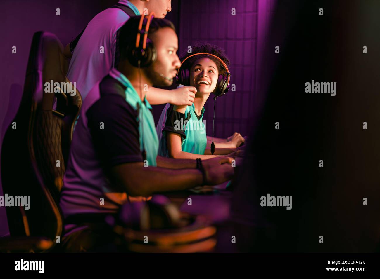 Spannende und unvergessliche Gaming-Momente finden in einer lebendigen und ansprechenden Esports Arena statt Stockfoto