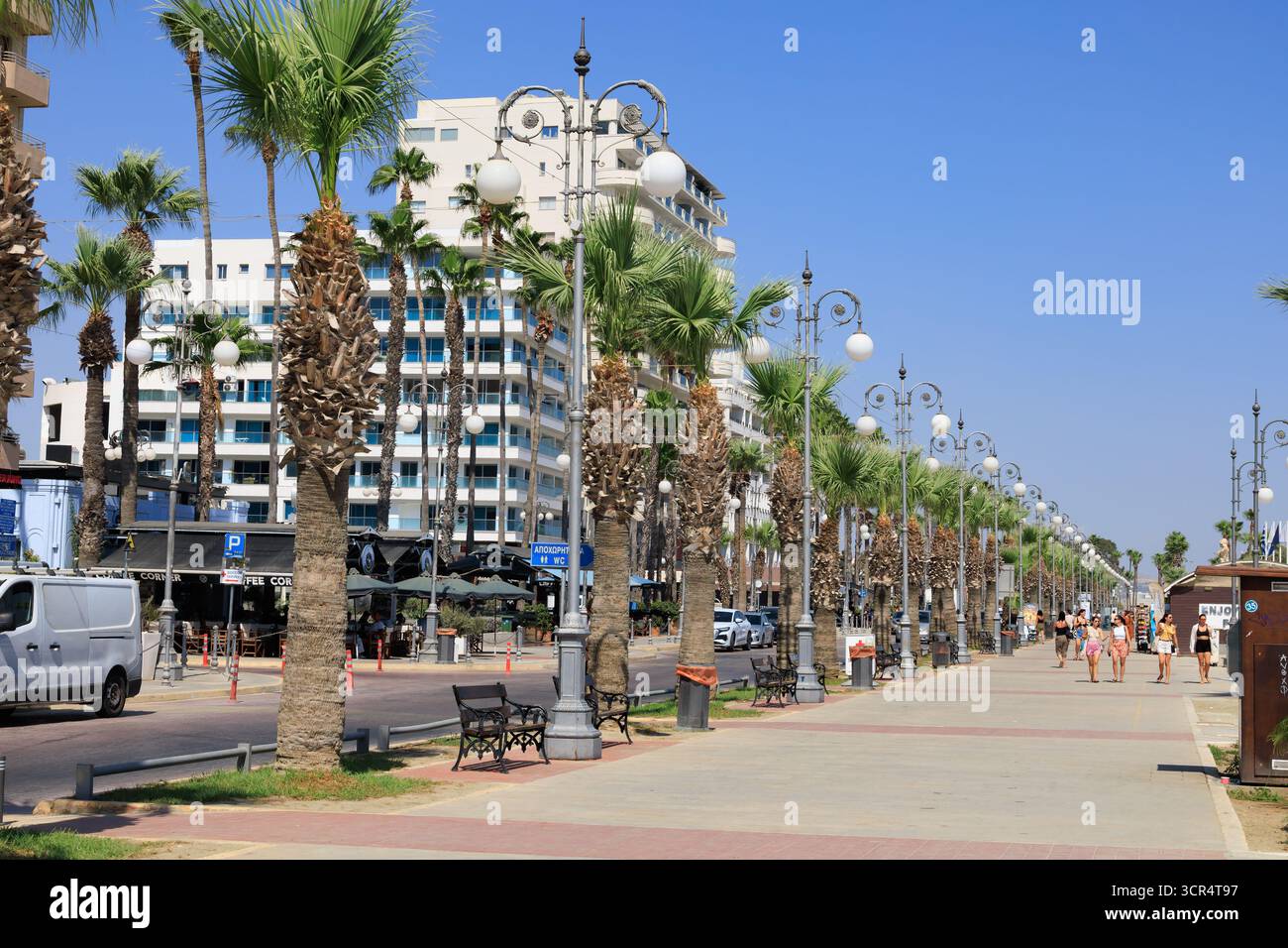 Von Palmen gesäumte Finikoudes Promenade, Larnaka, Zypern. Stockfoto