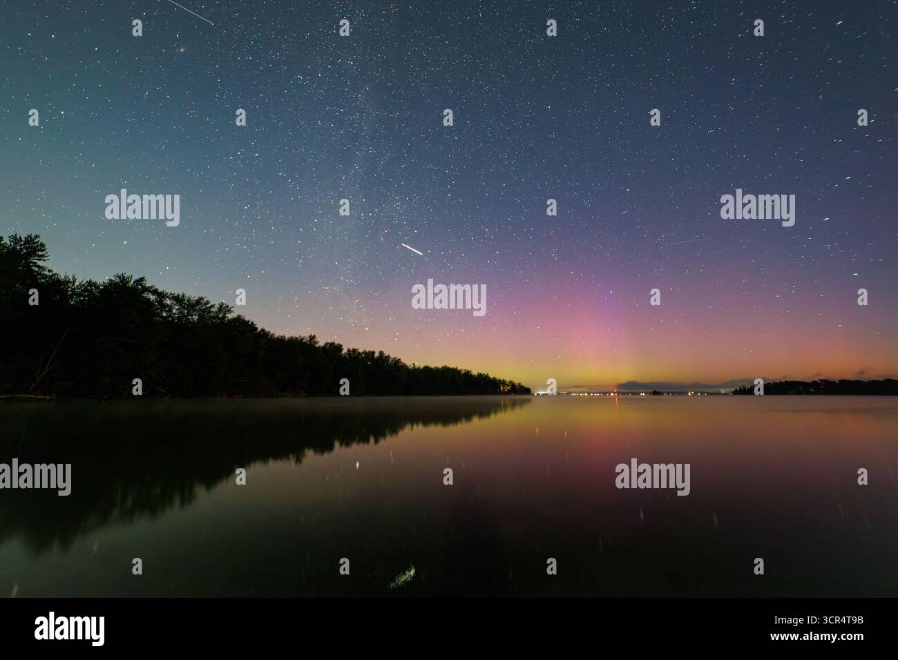 Syracuse, New York, USA. September 2025. Ein Meteor vom Südtauriden Meteorschauer zieht sich in Richtung Aurora Borealis. Die Aurora erlebte einen unverhohlenen Auftritt über dem Oneida Lake im Bundesstaat Central New York. (Kreditbild: © Alex Hamer/ZUMA Press Wire) NUR REDAKTIONELLE VERWENDUNG! Nicht für kommerzielle ZWECKE! Stockfoto