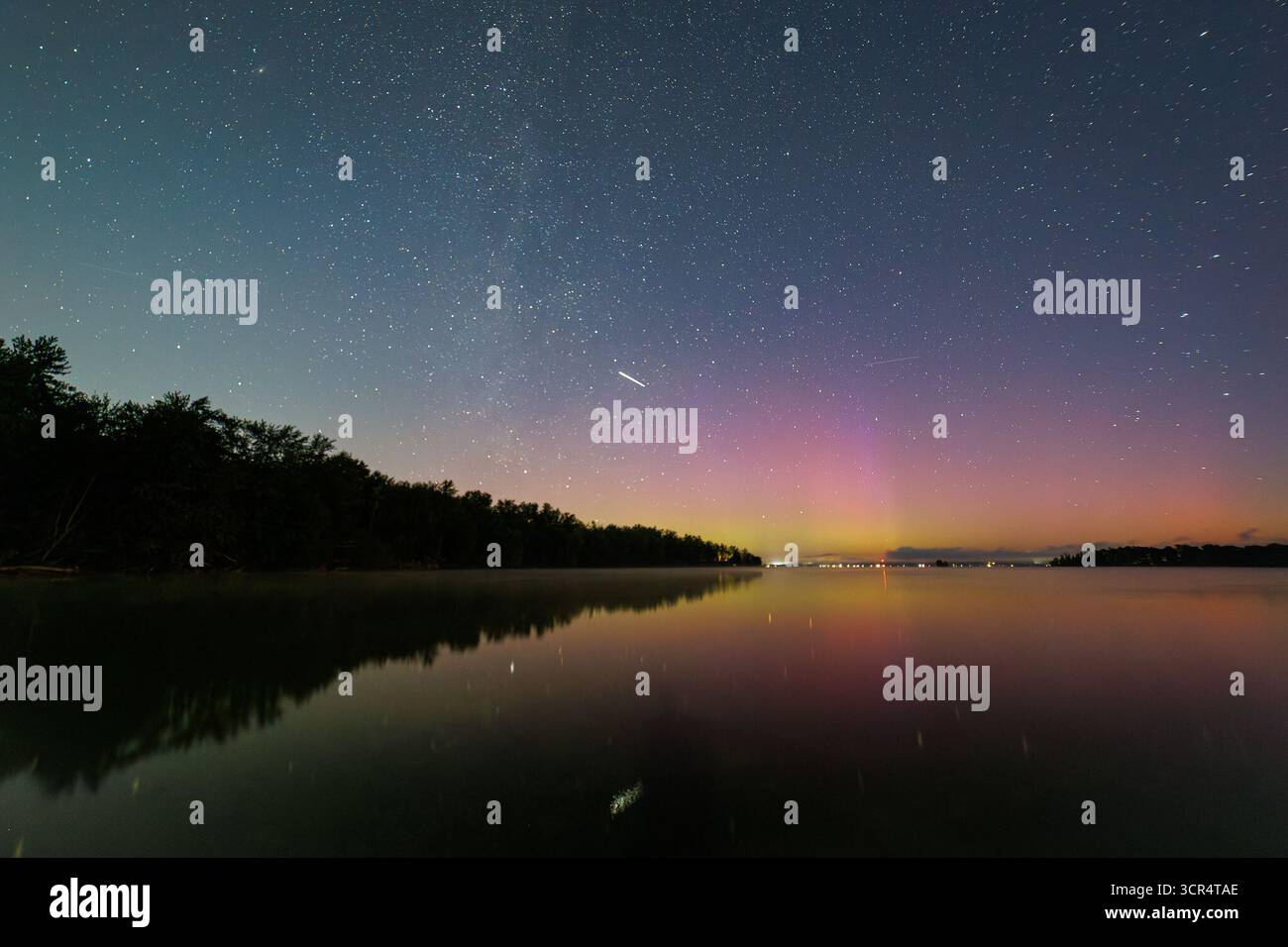 Syracuse, New York, USA. September 2025. Ein Meteor vom Südtauriden Meteorschauer zieht sich in Richtung Aurora Borealis. Die Aurora erlebte einen unverhohlenen Auftritt über dem Oneida Lake im Bundesstaat Central New York. (Kreditbild: © Alex Hamer/ZUMA Press Wire) NUR REDAKTIONELLE VERWENDUNG! Nicht für kommerzielle ZWECKE! Stockfoto