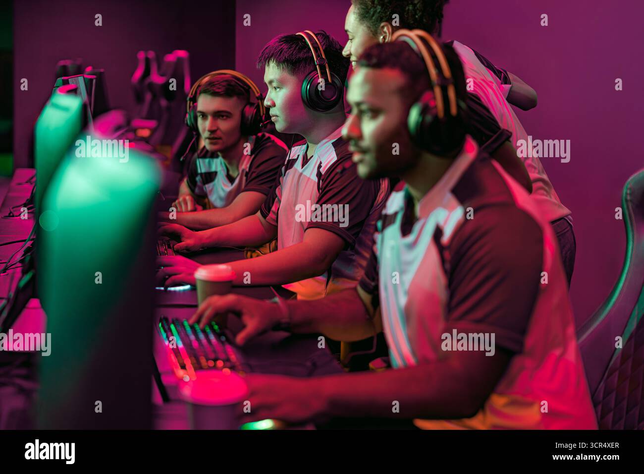 Das Team tritt in einer aufregenden Esports Gaming Arena an und zeigt seine Fähigkeiten und Leidenschaft Stockfoto