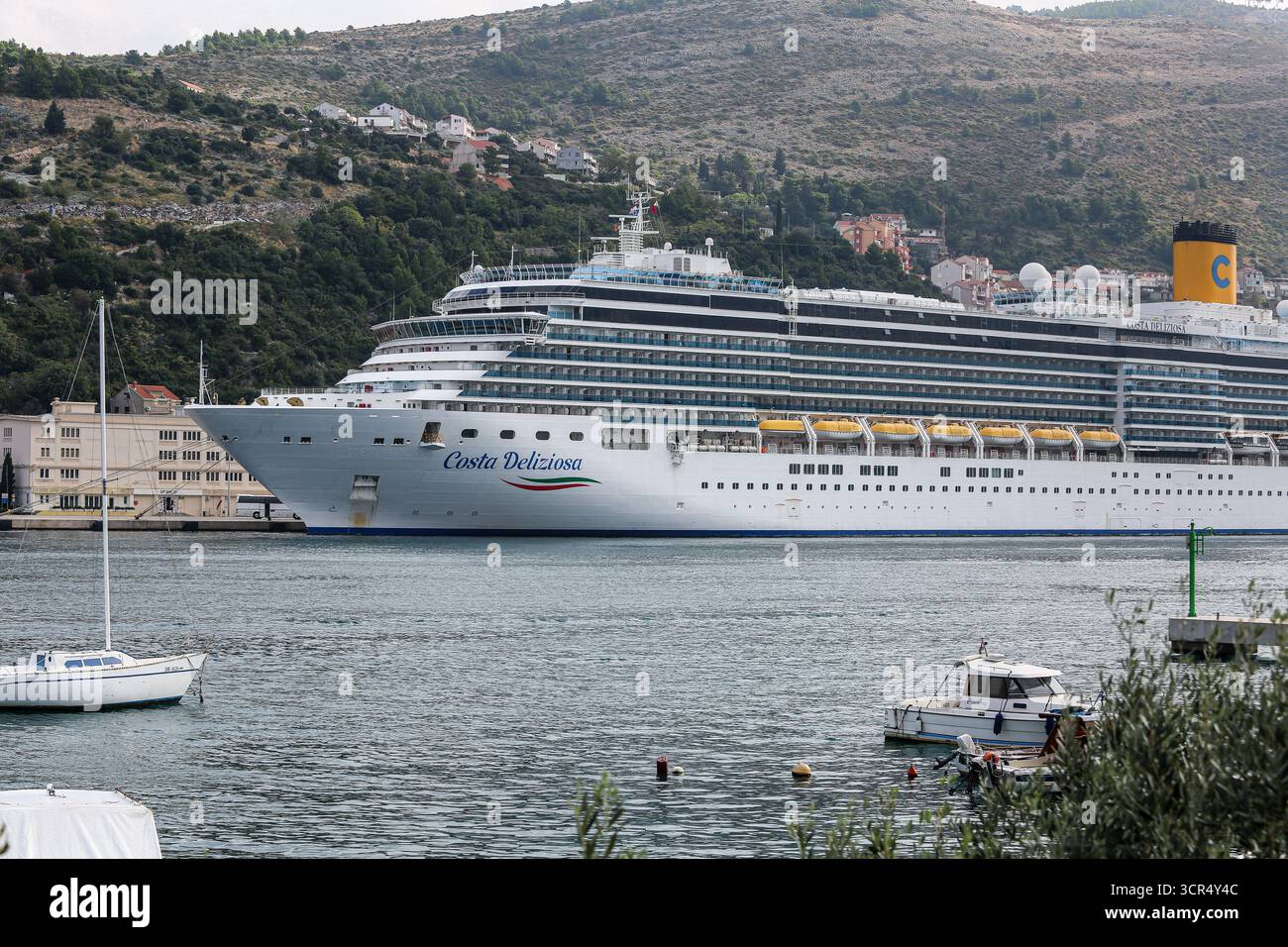 Dubrovnik, Kroatien: Das Kreuzfahrtschiff COSTA DELIZIOSA (Costa Cruises) liegt in Port Gruz, dem berühmten Touristenhafen der „Perle der Adria“ Stockfoto