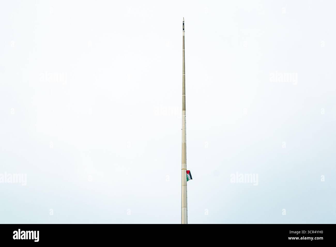 Dublin, Irland - 29. September 2025 - "Stopp des Völkermords in Gaza" die palästinensische Flagge wird oben auf dem Turm in Dublin angebracht Stockfoto