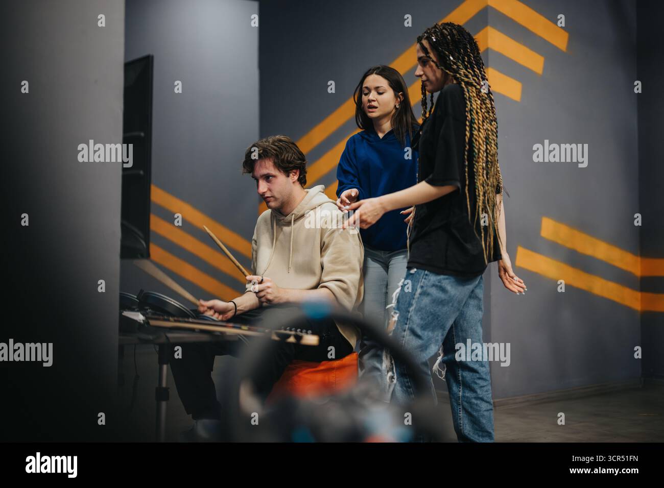 Zusammenarbeit in der Gruppe bei der Arbeit mit Fokus auf Kreativität und Teamarbeit Stockfoto
