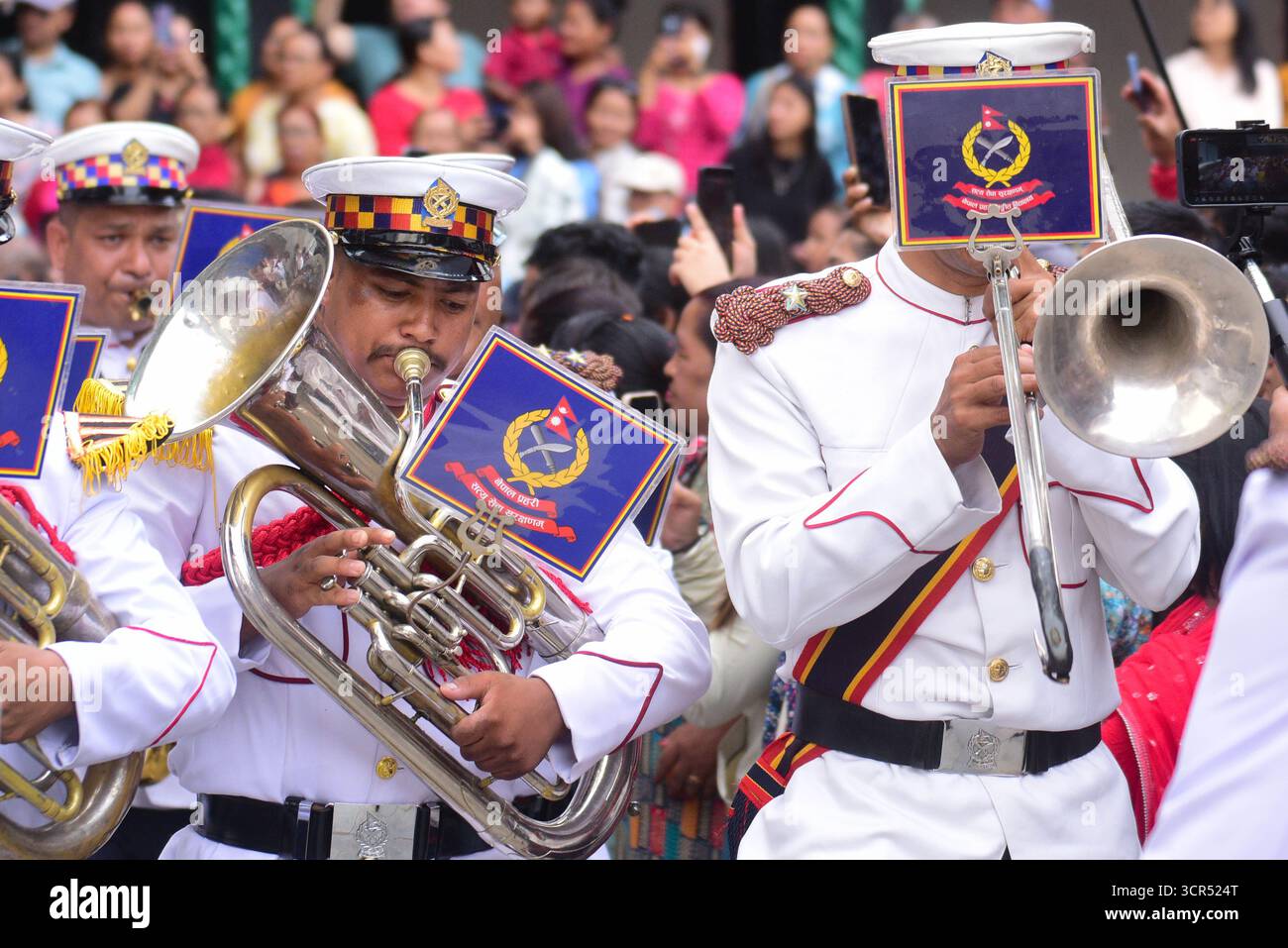 Kathmandu, Nepal. 29. September 2025. Musikalische Bands der nepalesischen Polizei begleiten die Fulpati-Prozession zum Dashain Ghar in Hanuman Dhoka Durbar und spielen zeremonielle Musik entlang der Strecke. Die Veranstaltung ist der siebte Tag von Dashain und trägt zur festlichen und rituellen Atmosphäre der Feier bei. Foto: Safal Prakash Shrestha Credit: Safal Prakash Shrestha/Alamy Live News Stockfoto