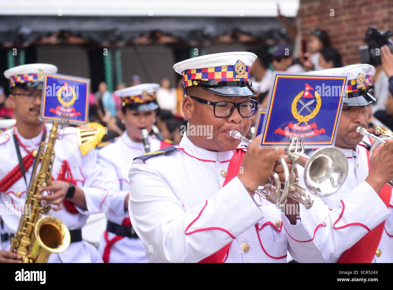 Kathmandu, Nepal. 29. September 2025. Musikalische Bands der nepalesischen Polizei begleiten die Fulpati-Prozession zum Dashain Ghar in Hanuman Dhoka Durbar und spielen zeremonielle Musik entlang der Strecke. Die Veranstaltung ist der siebte Tag von Dashain und trägt zur festlichen und rituellen Atmosphäre der Feier bei. Foto: Safal Prakash Shrestha Credit: Safal Prakash Shrestha/Alamy Live News Stockfoto