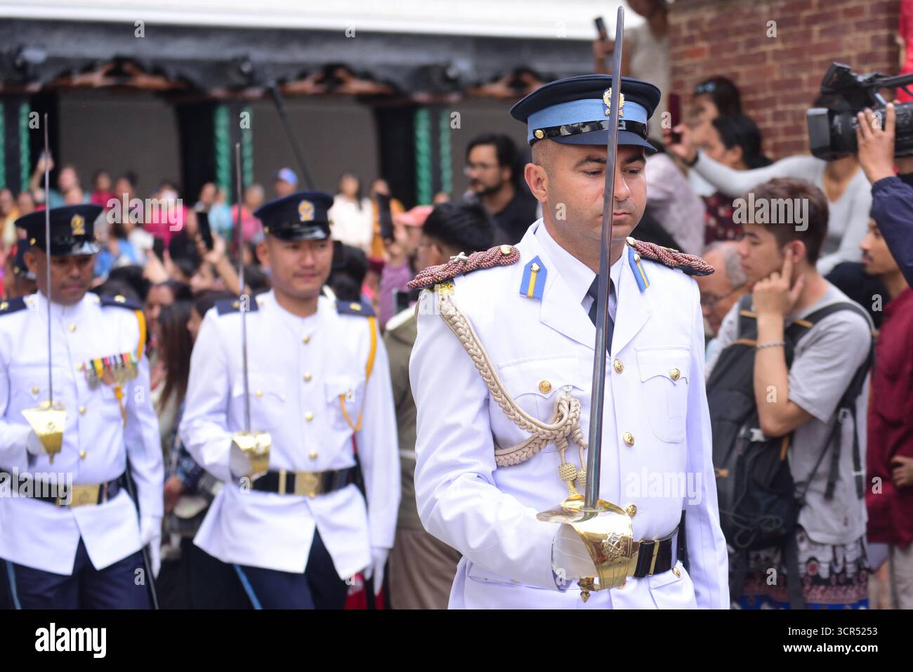 Kathmandu, Nepal. 29. September 2025. Musikalische Bands der nepalesischen Polizei begleiten die Fulpati-Prozession zum Dashain Ghar in Hanuman Dhoka Durbar und spielen zeremonielle Musik entlang der Strecke. Die Veranstaltung ist der siebte Tag von Dashain und trägt zur festlichen und rituellen Atmosphäre der Feier bei. Foto: Safal Prakash Shrestha Credit: Safal Prakash Shrestha/Alamy Live News Stockfoto