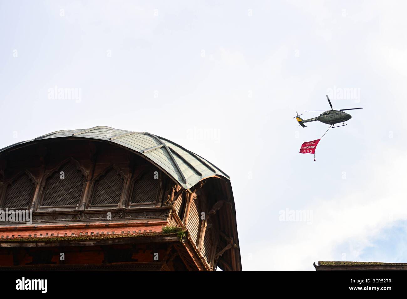 Kathmandu, Nepal. 29. September 2025. Im Rahmen der Fulpati-Feierlichkeiten fliegt ein Heereshubschrauber der Nepal Army über Hanuman Dhoka Durbar. Die Luftanzeige markiert den siebten Tag von Dashain und zeigt die zeremonielle und festliche Bedeutung der Veranstaltung. Foto: Safal Prakash Shrestha Credit: Safal Prakash Shrestha/Alamy Live News Stockfoto