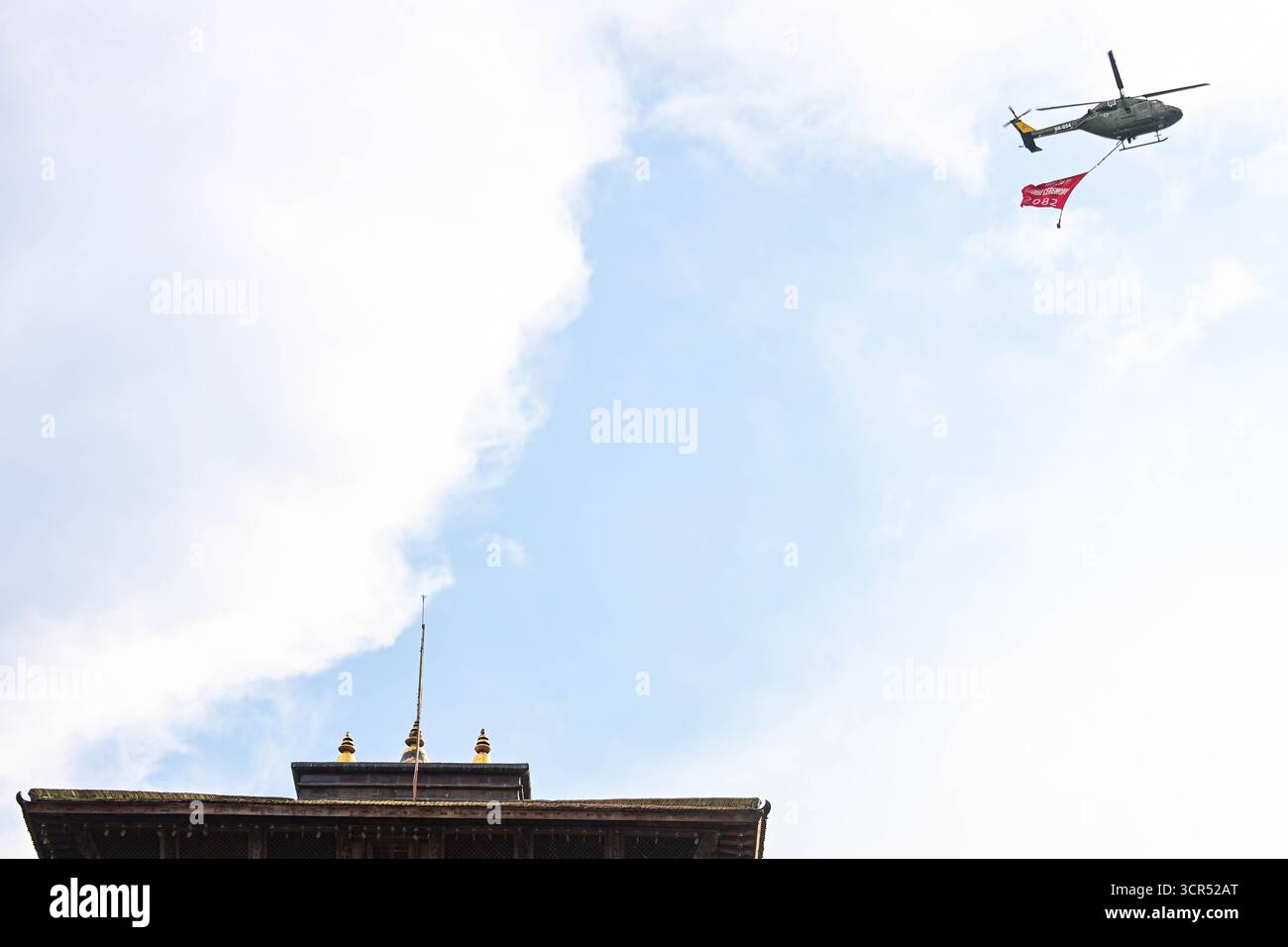 Kathmandu, Nepal. 29. September 2025. Im Rahmen der Fulpati-Feierlichkeiten fliegt ein Heereshubschrauber der Nepal Army über Hanuman Dhoka Durbar. Die Luftanzeige markiert den siebten Tag von Dashain und zeigt die zeremonielle und festliche Bedeutung der Veranstaltung. Foto: Safal Prakash Shrestha Credit: Safal Prakash Shrestha/Alamy Live News Stockfoto