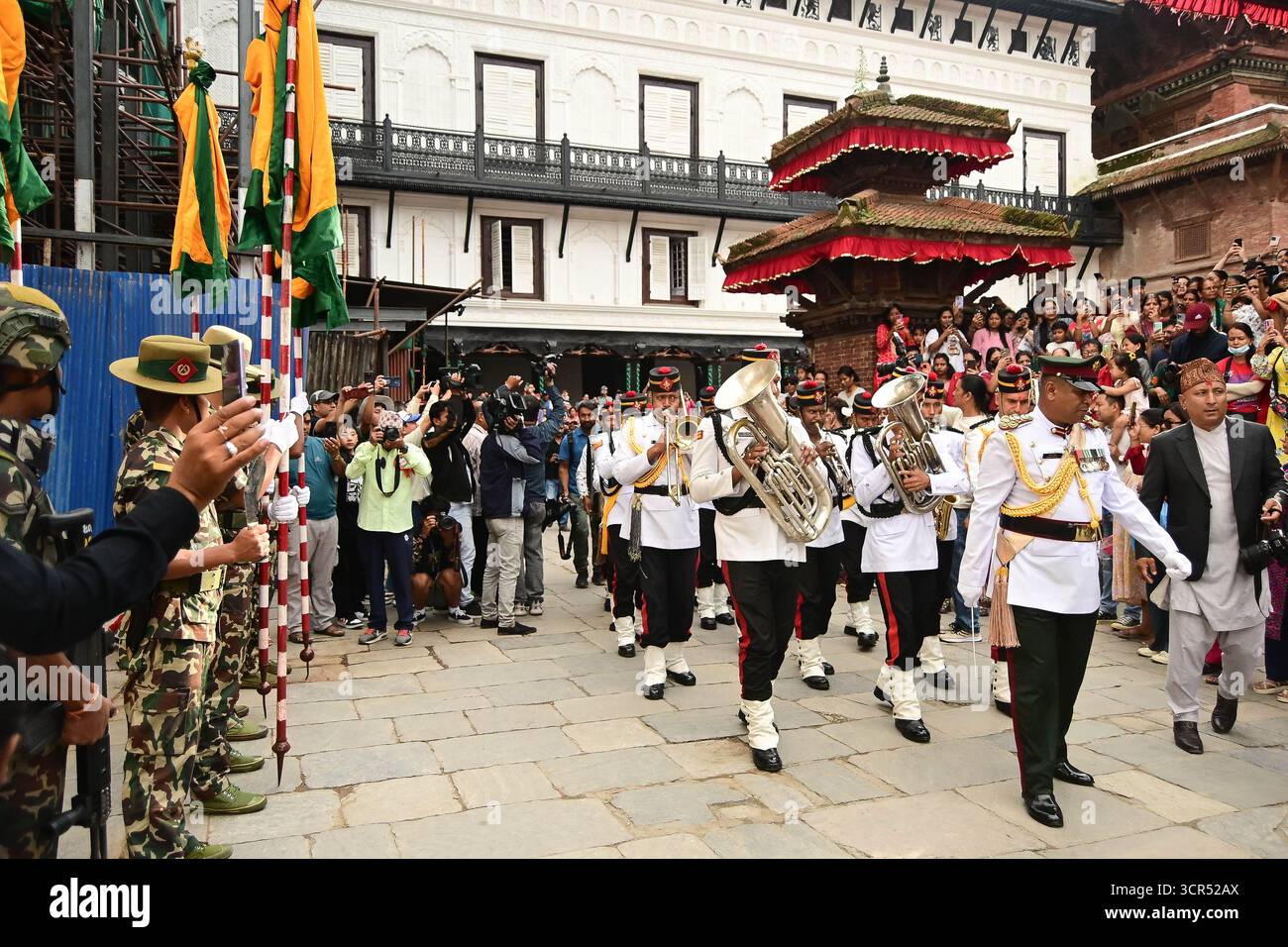 Kathmandu, Nepal. 29. September 2025. Musikalische Bands der nepalesischen Armee begleiten die Fulpati-Prozession zum Dashain Ghar in Hanuman Dhoka Durbar und spielen zeremonielle Musik entlang der Strecke. Die Veranstaltung ist der siebte Tag von Dashain und trägt zur festlichen und rituellen Atmosphäre der Feier bei. Foto: Safal Prakash Shrestha Credit: Safal Prakash Shrestha/Alamy Live News Stockfoto